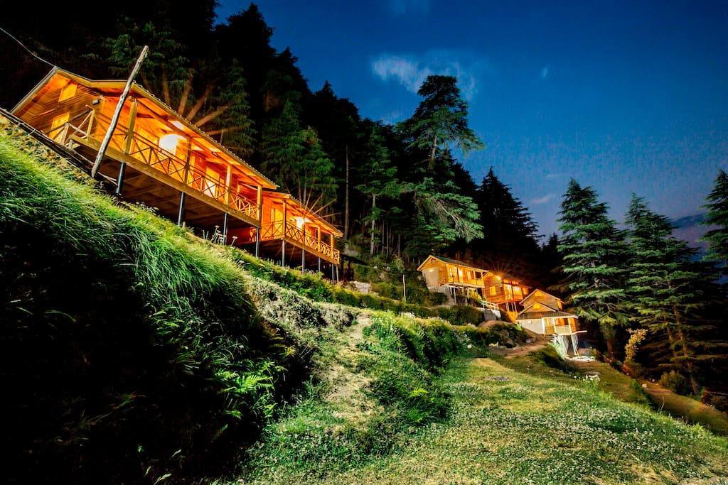 Mid Conifer Cottage Далхаузи Екстериор снимка